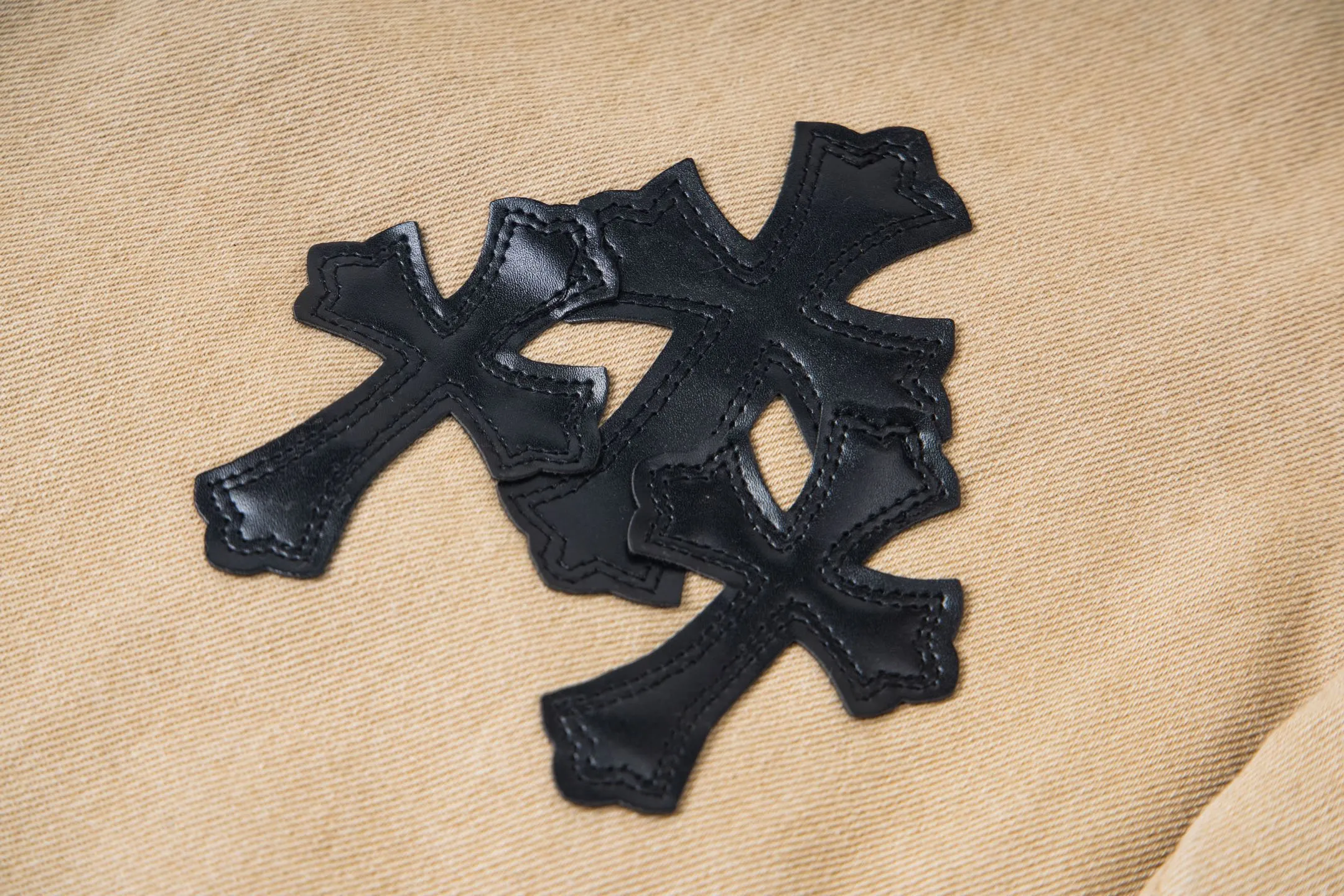 P240 Chrome Hearts 2025 New Miami Limited Couple Washed Jeans with Multiple Black Cross Leather Labels is a hot item this season and is sought after by countless celebrities and fashionistas. The neat details of the cutting process add color to the playful fashion! The neat and meticulous design, and the well-fitting structure is unique. The upper body not only has outstanding recognition, but also looks younger and younger. A style with the ultimate wearing meaning and performance, gorgeous color matching, and the craftsmanship of this style is also extremely extraordinary. After the finished product is washed, it is disassembled and hand-made with sheepskin cross leather and then spliced ​​together to complete. The whole piece has too many craftsmanship to describe. It is decorated with patchwork cross flowers and high-waisted washed jeans! ! Absolutely high-end luxury product, a god-level single product, a super popular product, made with top heavy industry, a magic weapon that cannot be missed in the street. Style number: 1866# Size: 28 30 32 34 Color: khaki pink khaki black